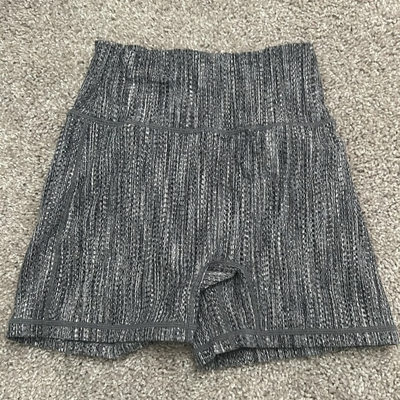 Ptula peak shorts 4” inseam in grey - Picture 2 of 3